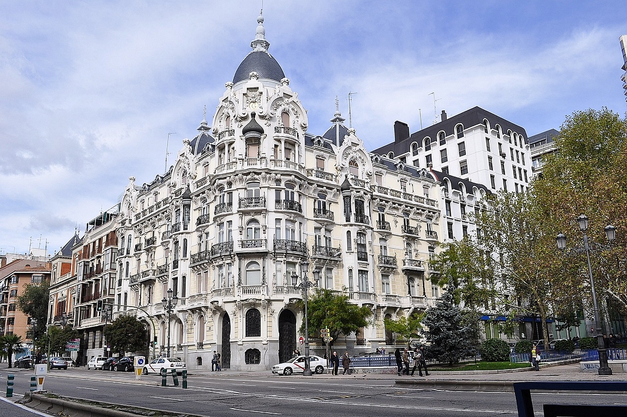 Edificio de viviendas con balcones en una avenida del centro de Madrid